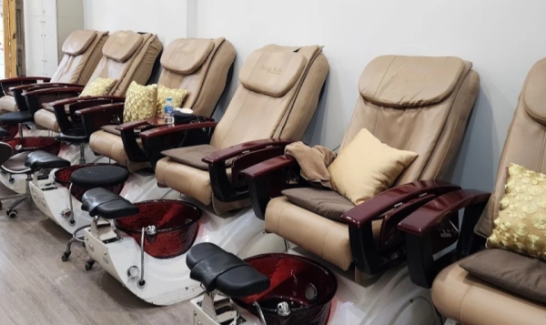 Nail Salon for Foreigners in District 1 Offering Massage & Waxing